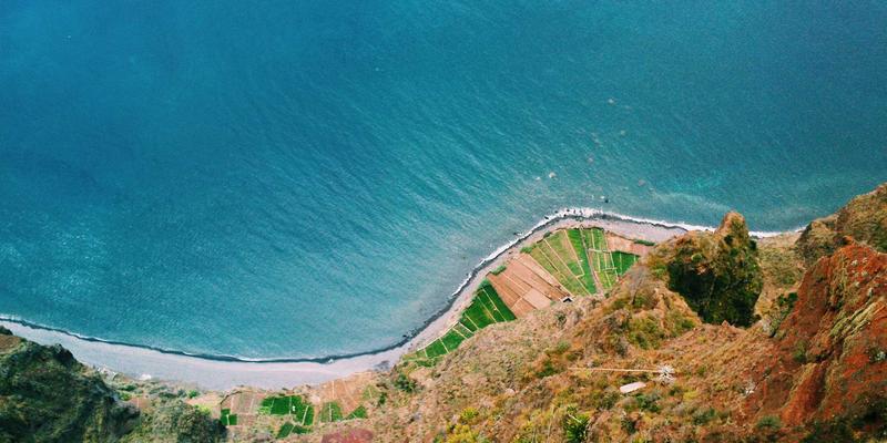 智能制造新引擎：工业机器人在汽车制造自动化中的集成应用与物联网实践