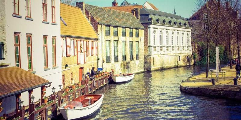 柔性制造系统：PLC与机器人集成如何破解小批量多品种生产困局